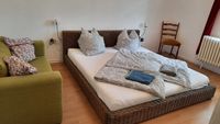 Schlafzimmer mit gro&szlig;em Doppelbett