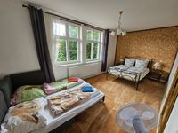 Schlafzimmer mit Doppelbett und Schlafsofa